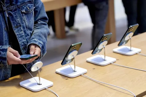 Un cliente revisa un Apple iPhone 13 Pro y Pro Max en una tienda en Nueva York. Fotógrafa: Gabby Jones/Bloomberg