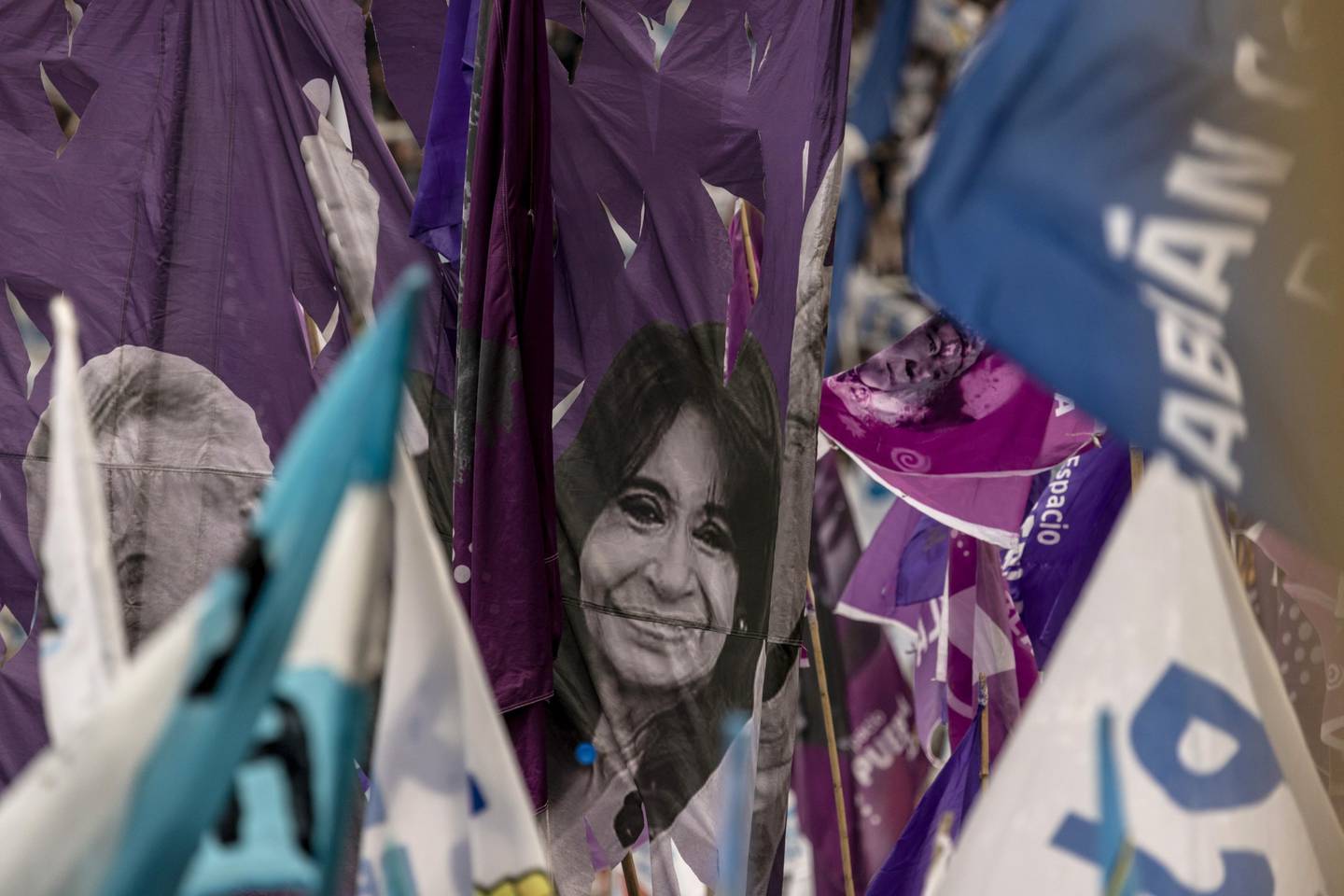 Una bandera de Cristina Fernández de Kirchner, vicepresidenta de Argentina, durante un mitin en La Plata, provincia de Buenos Aires, Argentina, el jueves 17 de noviembre de 2022. Fotógrafo: Anita Pouchard Serra/Bloomberg