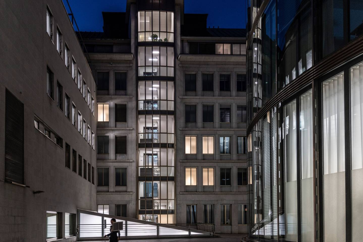 Edificios de oficinas junto a la sede de UBS Group AG por la noche en Zúrich, Suiza, el miércoles 5 de octubre de 2022.