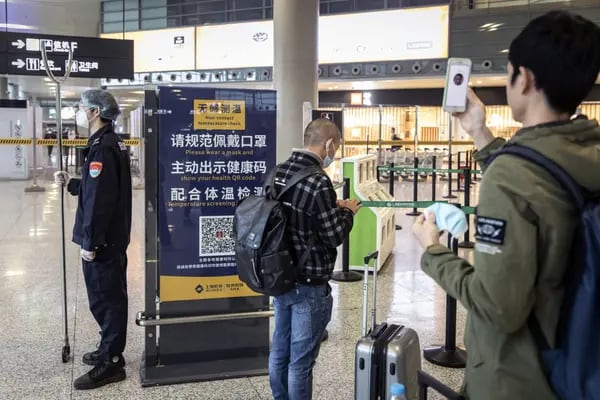 China acorta el período de cuarentena para viajeros