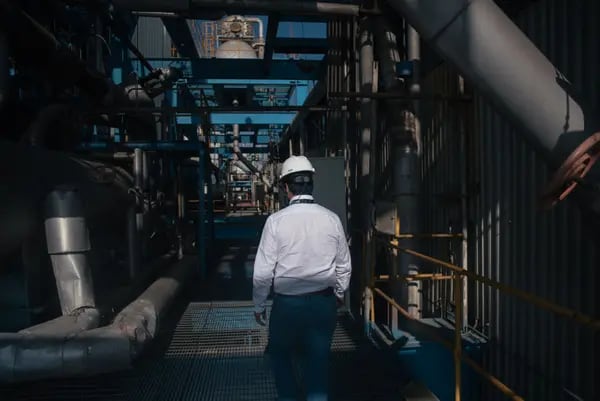 Un trabajador camina al interior de una central termoeléctrica de CFE en el Estado de México.