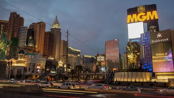 Caesars y los trabajadores de Las Vegas llegan a un acuerdo que alivia la amenaza de huelgadfd