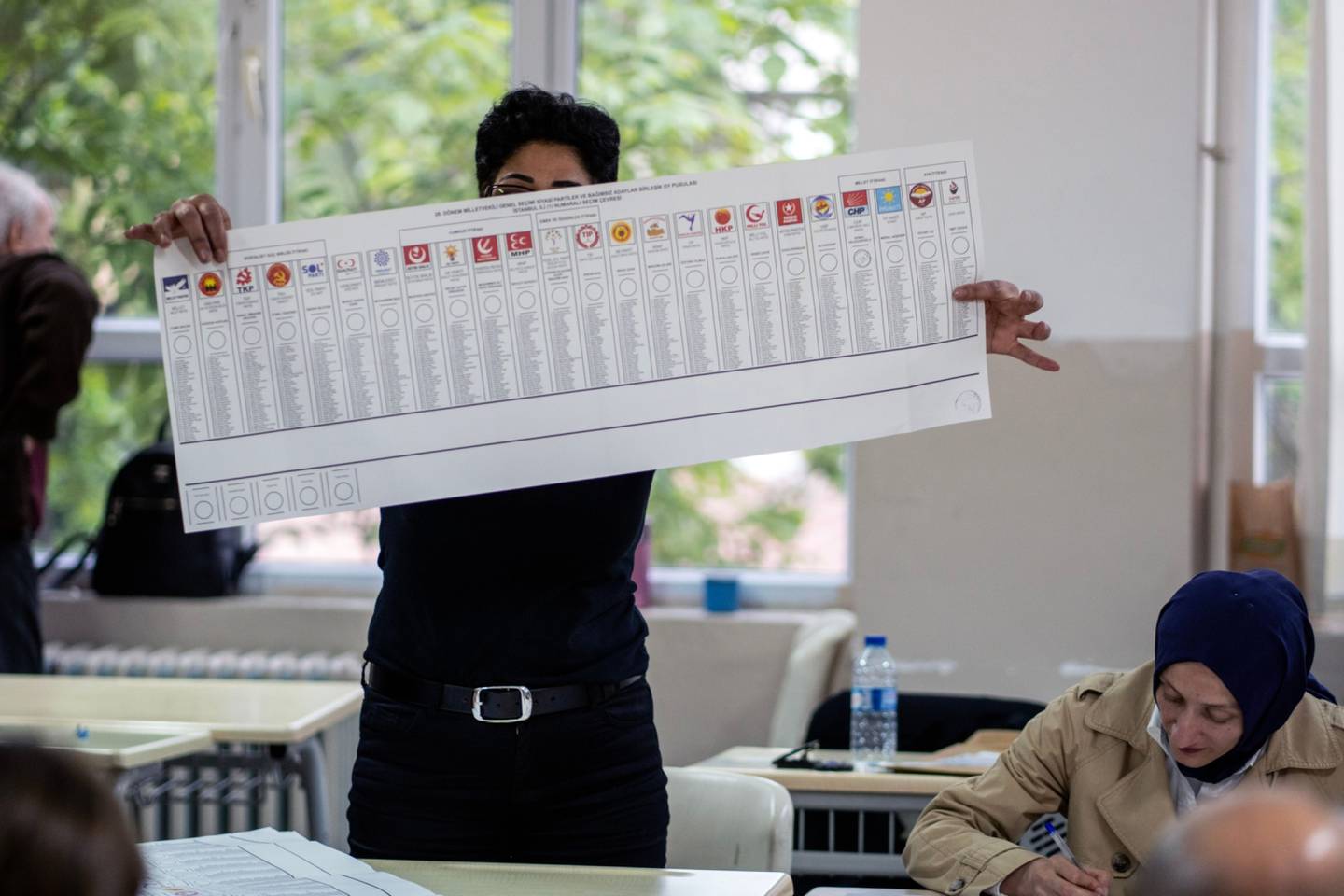 Funcionarios cuentan boletas en las elecciones turcas