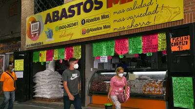 Um açougue de Caracas, na Venezuela, exibe seus preços em dólar 