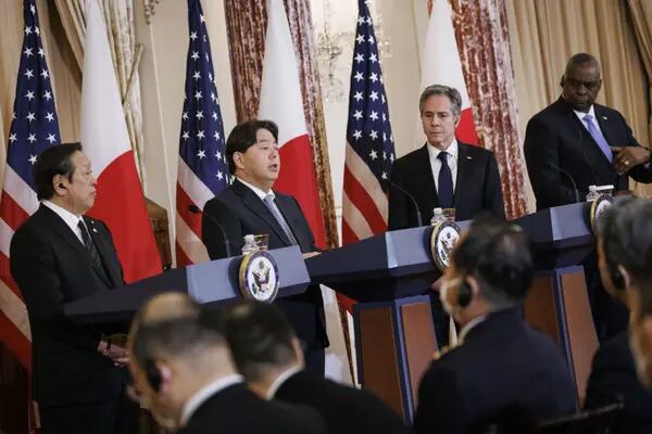 Yoshimasa Hayashi, ministro de Asuntos Exteriores de Japón, segundo por la izquierda, habla durante una rueda de prensa con Yasukazu Hamada, ministro de Defensa de Japón, por la izquierda, Antony Blinken y Lloyd Austin, el 11 de enero.