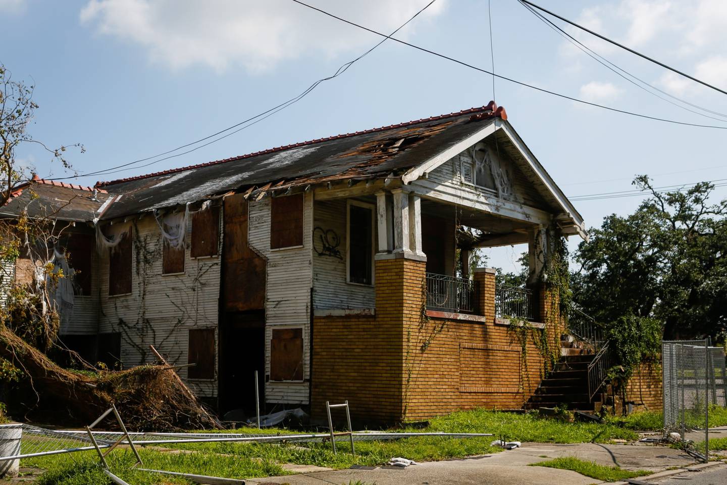 Un techo parcialmente derrumbado de una casa después del huracán Ida en Nueva Orleans, Luisiana, EE.UU., el viernes 3 de septiembre de 2021.