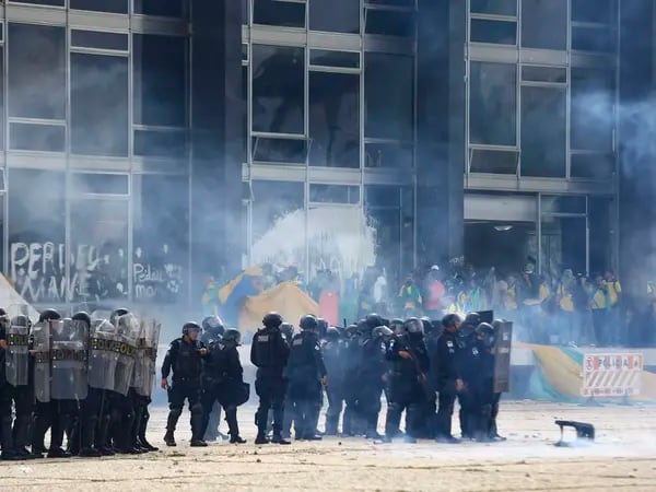 Policiais tentam conter a invasão e a depredação do Congresso, do STF e do Palácio do Planalto de manifestantes neste domingo (8) (Marcelo Camargo/Agência Brasil)