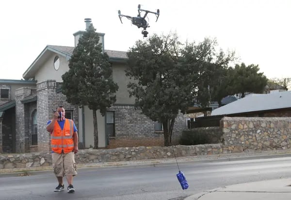 Foto de um homem pilotando um drone