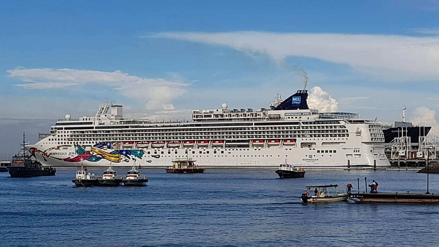 Este sábado, 2,390 turistas del crucero Norwegian Jewel, de la naviera Norwegian Cruise Line, atracaron en el puerto de Cruceros de Amador