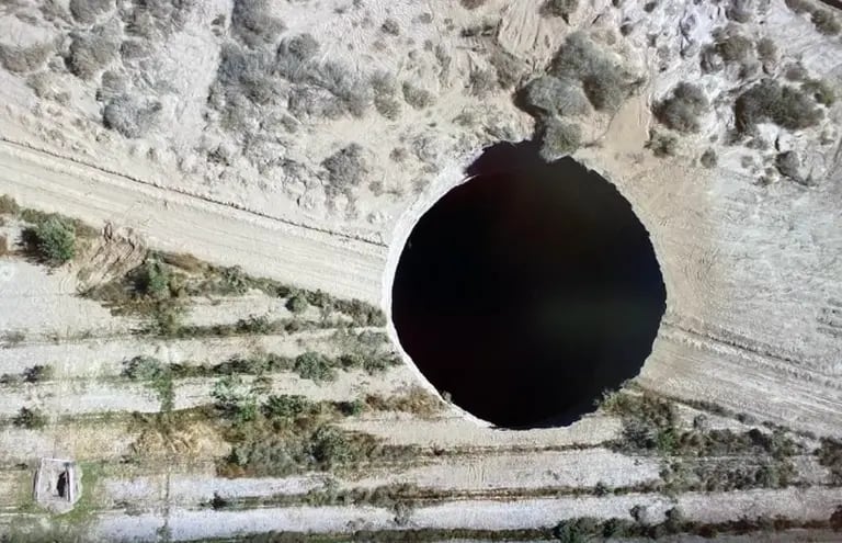 Un socavón de 25 metros de diámetro en Tierra Amarilla, Chile. Foto: Twitter del Servicio Nacional de Geología y Minería de Chiledfd