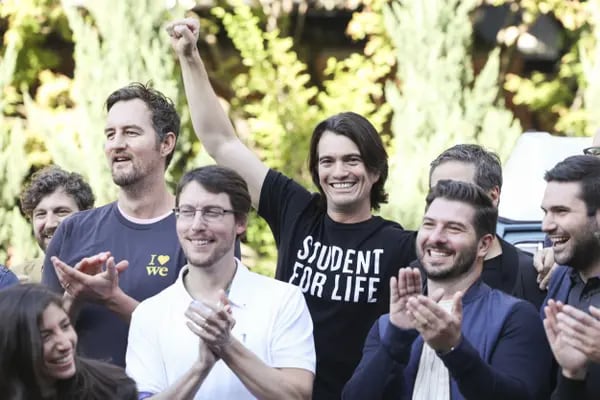 Miguel McKelvey (à esquerda) e Adam Neumann (braço levantado), cofundadores da WeWork