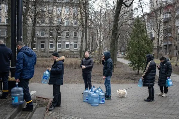 Los residentes hacen fila para llenar botellas de agua de un grifo público en Kiev, Ucrania, el jueves 24 de febrero de 2022.
