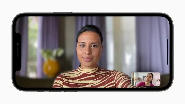 Modo retrato durante una videollamada FaceTime.Fuente: Apple Inc.