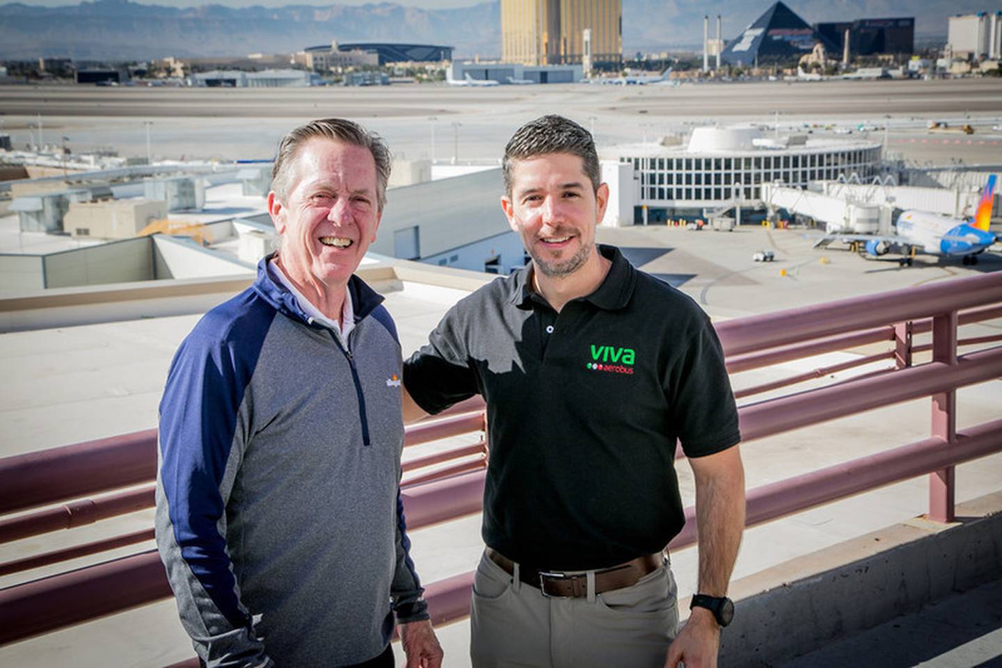El presidente y director general de Allegiant, Maurice J. Gallagher, Jr. y el director ejecutivo de Viva Aerobus, Juan Carlos Zuazua, fotografiados en el Aeropuerto Internacional McCarran de Las Vegas. (Photo: Henri Sagalow)