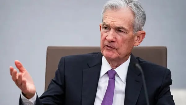La Fed tiene tiempo para evaluar los datos antes de recortar las tasas: Powelldfd