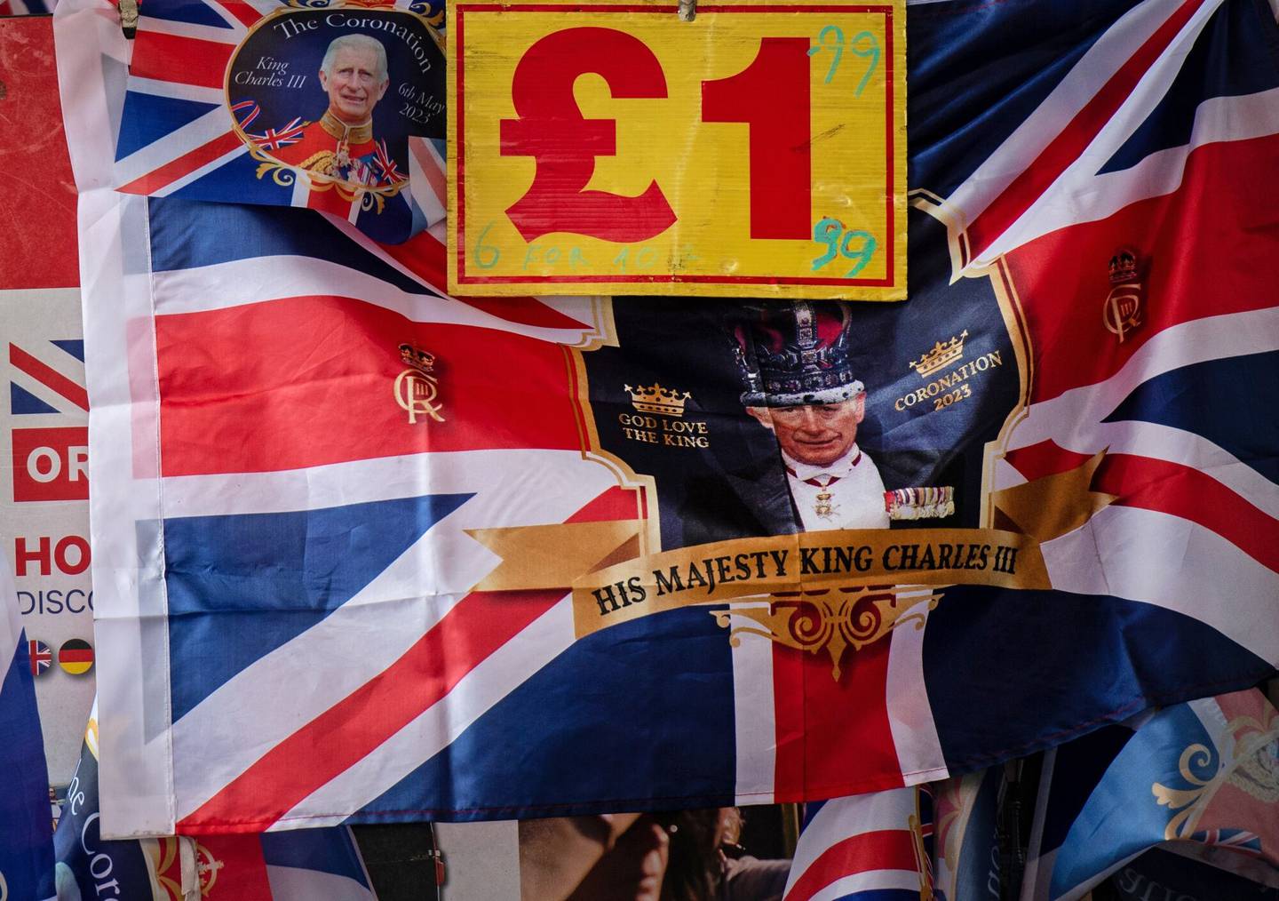Banderas conmemorativas a la venta en un puesto de recuerdos antes de la coronación del rey Carlos III, en Londres, Reino Unido.dfd