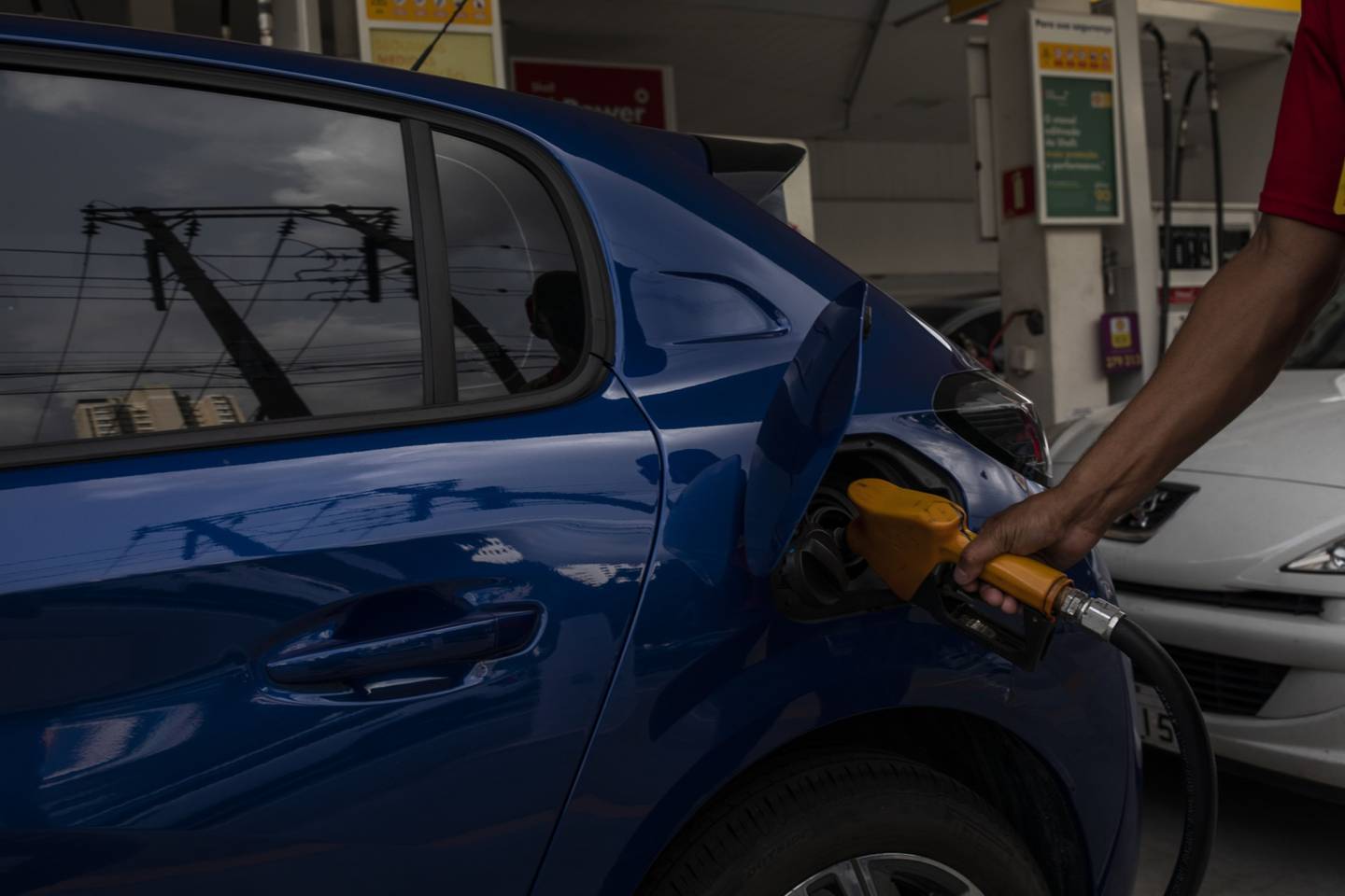 Con el alza en los precios internacionales del petróleo, no es extraño que cuando los ciudadanos de América Latina llegan con sus vehículos a las estaciones de gasolina, el impacto sobre su billetera sea cada vez más fuerte. (Foto: Victor Moriyama/Bloomberg)dfd