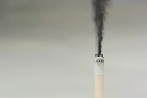 Emisiones de una chimenea de la central eléctrica de carbón Eskom Holdings SOC Ltd. Matla, en Mpumalanga, Sudáfrica, el lunes 21 de marzo de 2022.