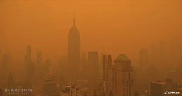 El famoso horizonte de la ciudad de Nueva York ha desaparecido momentáneamente por el humo.