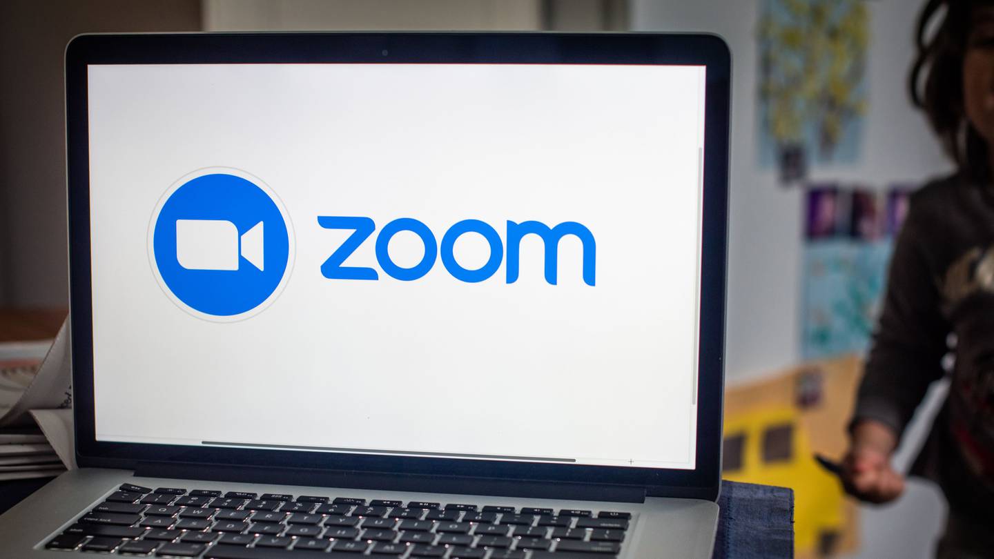 Logo de Zoom Video Communications Inc. en una laptop.