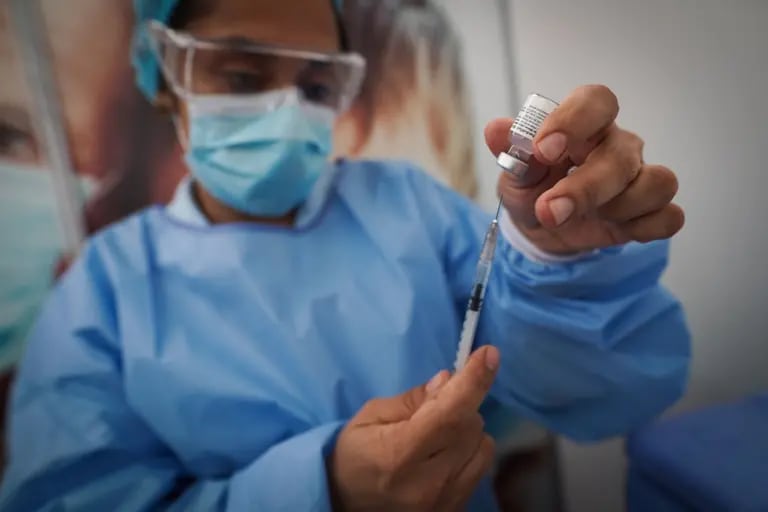 Un trabajador de la salud llena una jeringa con una dosis de la vacuna Pfizer-BioNTech Covid-19.dfd