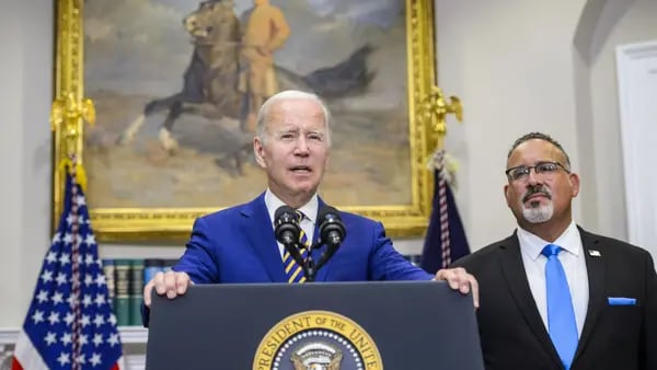 Biden anuncia plan de alivio de deuda a estudiantes de EE.UU.dfd