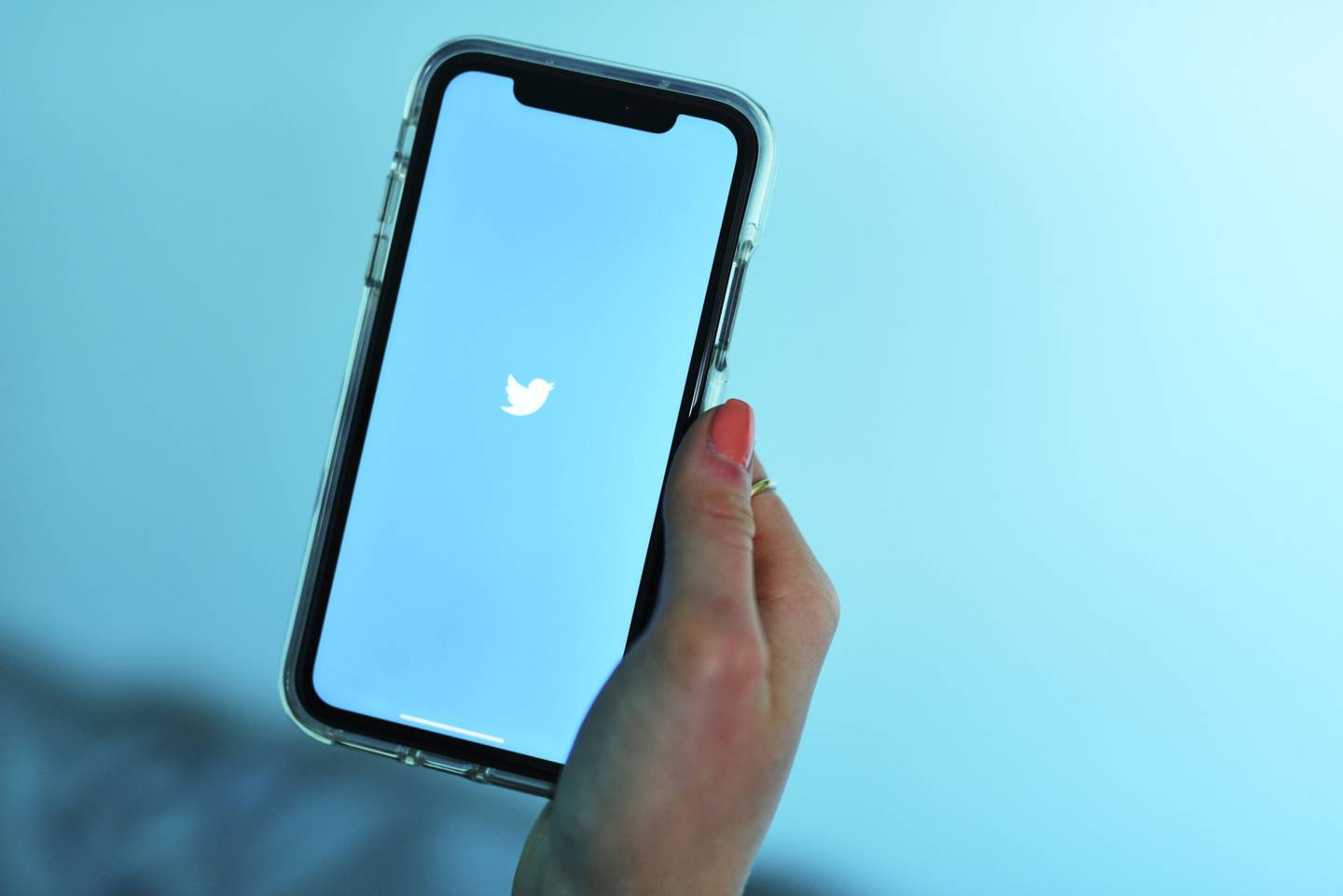 El logo de Twitter Inc. se muestra en un iPhone de Apple Inc. en esta fotografía arreglada tomada en el barrio de Brooklyn en Nueva York, Estados Unidos, el sábado 20 de abril de 2019.