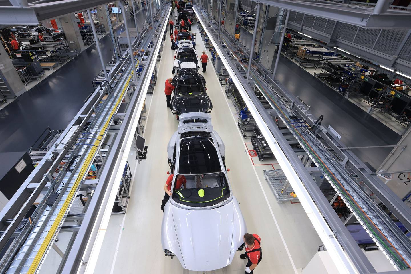 Empleados trabajan en el ensamble de un vehículo Porsche Taycan, en Stuttgart, Alemania.dfd
