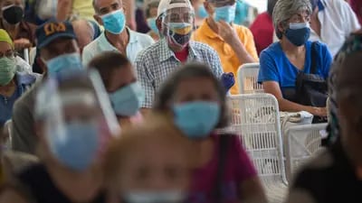 La gente espera recibir una dosis de la vacuna Sputnik V Covid-19 en una clínica en Caracas, Venezuela, el viernes 9 de abril de 2021.