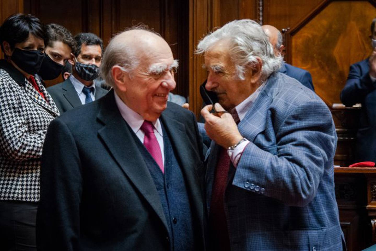 Los expresidentes Julio María Sanguinetti y José Mujica en octubre de 2020, durante la última sesión que compartieron en la Cámara de Senadores. Foto: Poder Legislativo de Uruguay.
