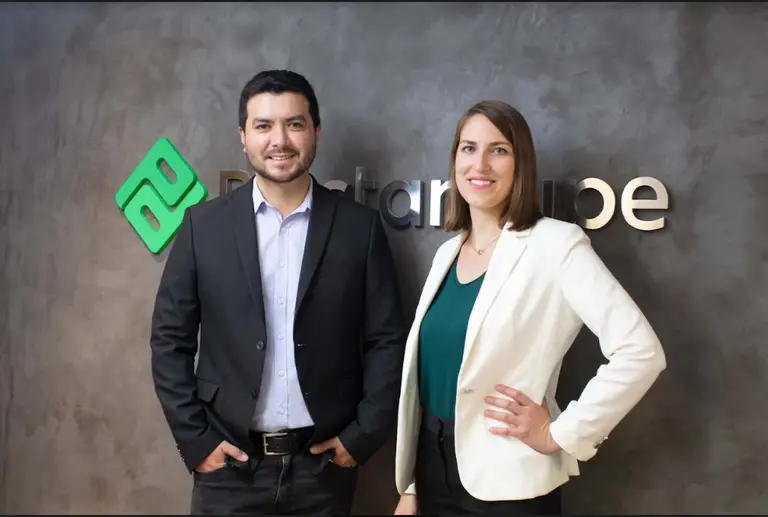 En la foto: Carlos Ferreyros, CEO de Prestamype, y Laure Schlesinger, COO de la firma.dfd