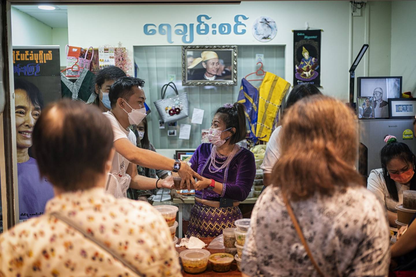 May Kyaw Soe Nyunt en su puesto en Singapur. Fotógrafo: Bryan van der Beek/Bloombergdfd