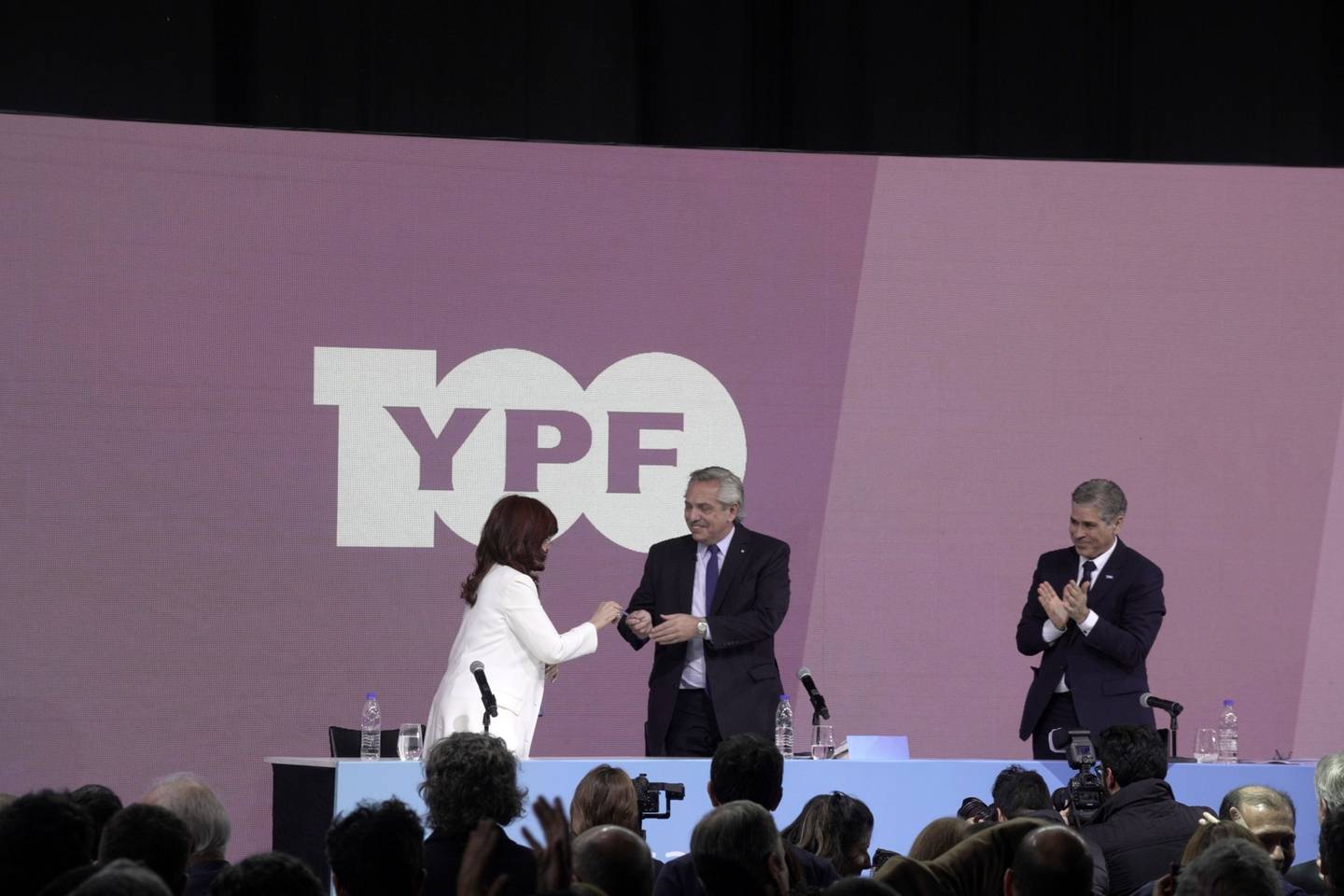 El presidente Alberto Fernandez recibe una lapicera de Cristina Fernandez de Kirchner, en el marco de los 100 años de YPF, el pasado 3 de junio  Photographer: Pablo Piovano/Bloombergdfd