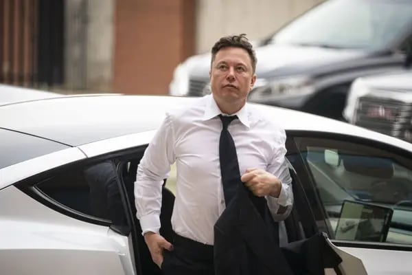 Elon Musk, CEO de Tesla Inc, llega al tribunal durante el juicio de SolarCity en Wilmington, Delaware, Estados Unidos, el martes 13 de julio de 2021.