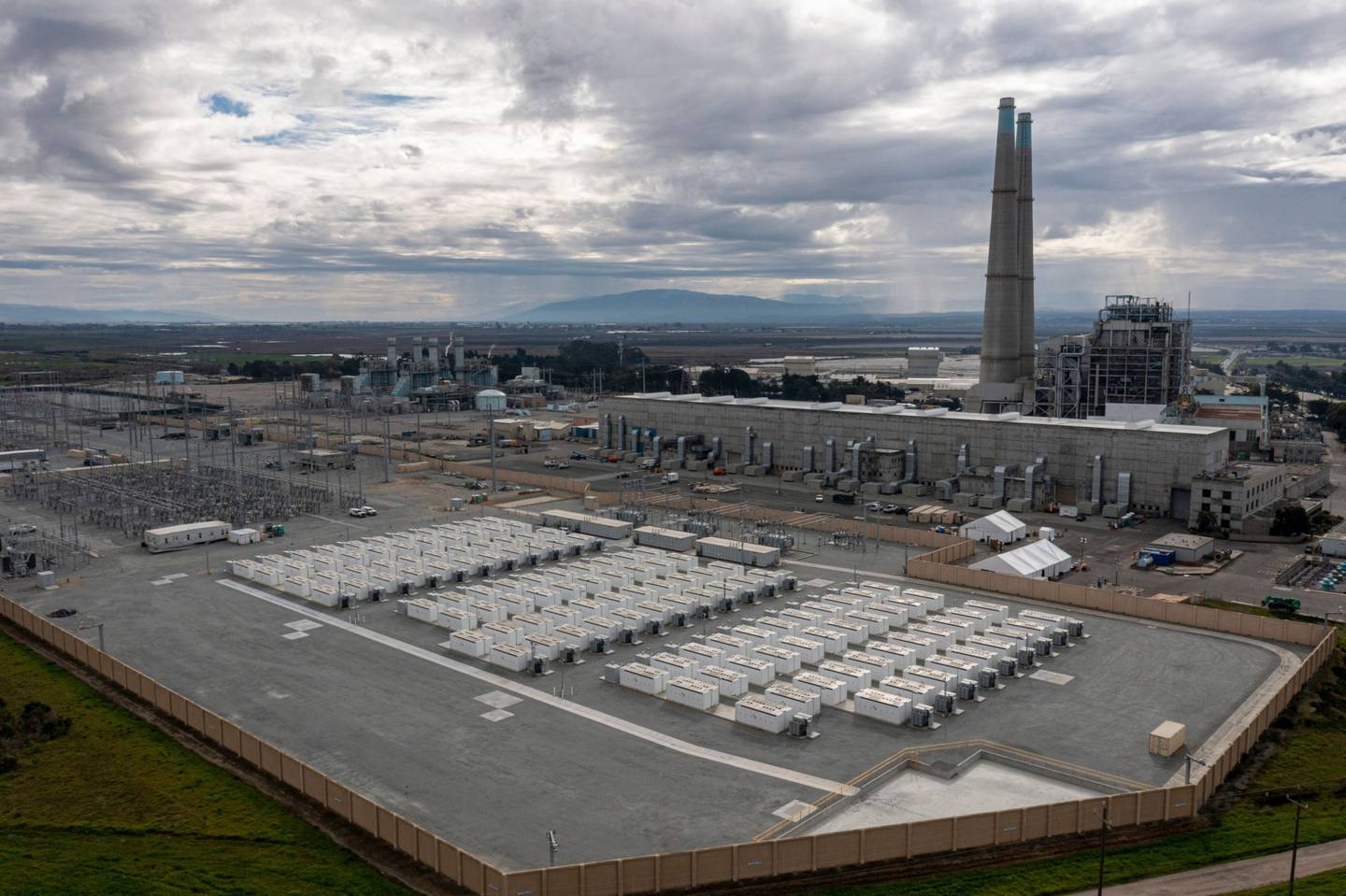 Baterías Megapack de Tesla en el sistema de almacenamiento de energía de la batería Elkhorn, junto a la central eléctrica de gas natural de Vistra Moss Landing, en Moss Landing, California, Estados Unidos, el lunes 17 de enero de 2022.