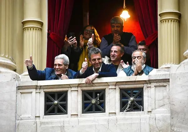 El ministro de Economía, Sergio Massa, celebra junto a sindicalistas la modificación en Ganancias
