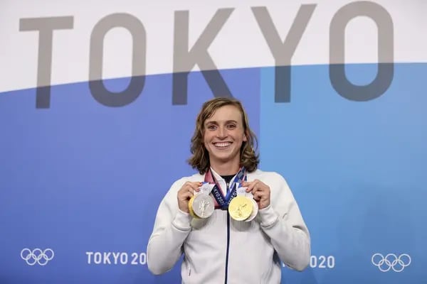 Katie Ledecky del equipo de EE. UU. posa con sus 4 medallas, dos de oro y dos de plata luego de una conferencia de prensa durante los Juegos Olímpicos de Tokyo, el 31 de julio, 2021 en Tokio, Japon.