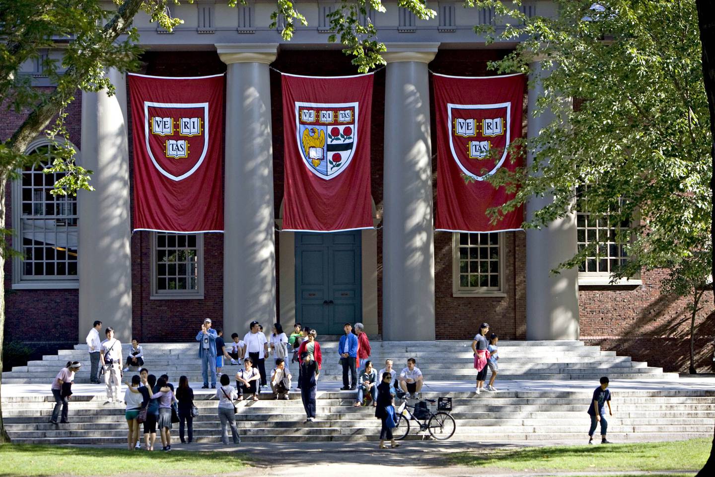 Pancartas de Harvard cuelgan fuera de la Iglesia Memorial en el campus de la Universidad de Harvard en Cambridge, Massachusetts, EE.UU., el viernes 4 de septiembre de 2009. Foto de Michael Fein/Bloomberg vía Getty Images