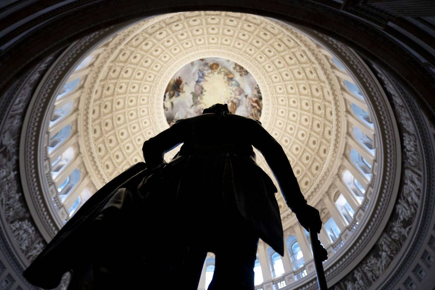 Una estatua de George Washington en el interior de la Rotonda del Capitolio de EE.UU. en Washington, D.C.