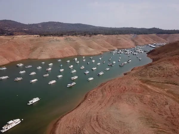 Casas flotantes en aguas bajas en el lago Oroville el 25 de julio de 2021, mientras empeora la emergencia por sequía en California.
