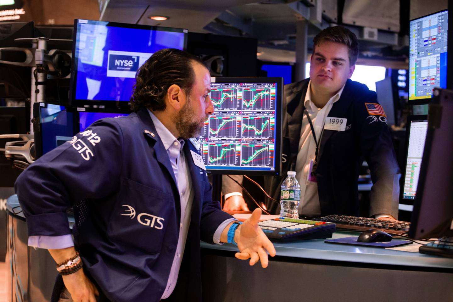 Traders on the floor of the New York Stock Exchange (NYSE) in New York, US. Photographer: Michael Nagle/Bloomberg