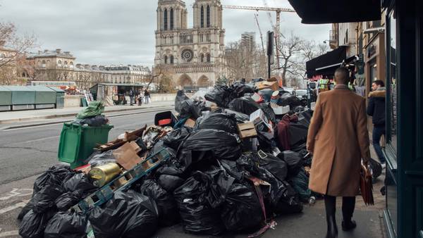 La basura se sigue acumulando en París con huelgas por reforma de pensionesdfd