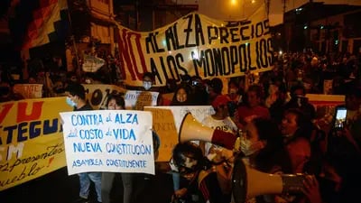 O aumento da inflação desencadeou protestos em massa e tumultos em países como o Peru. O FMI alertou para as tensões sociais que os preços altos podem gerar