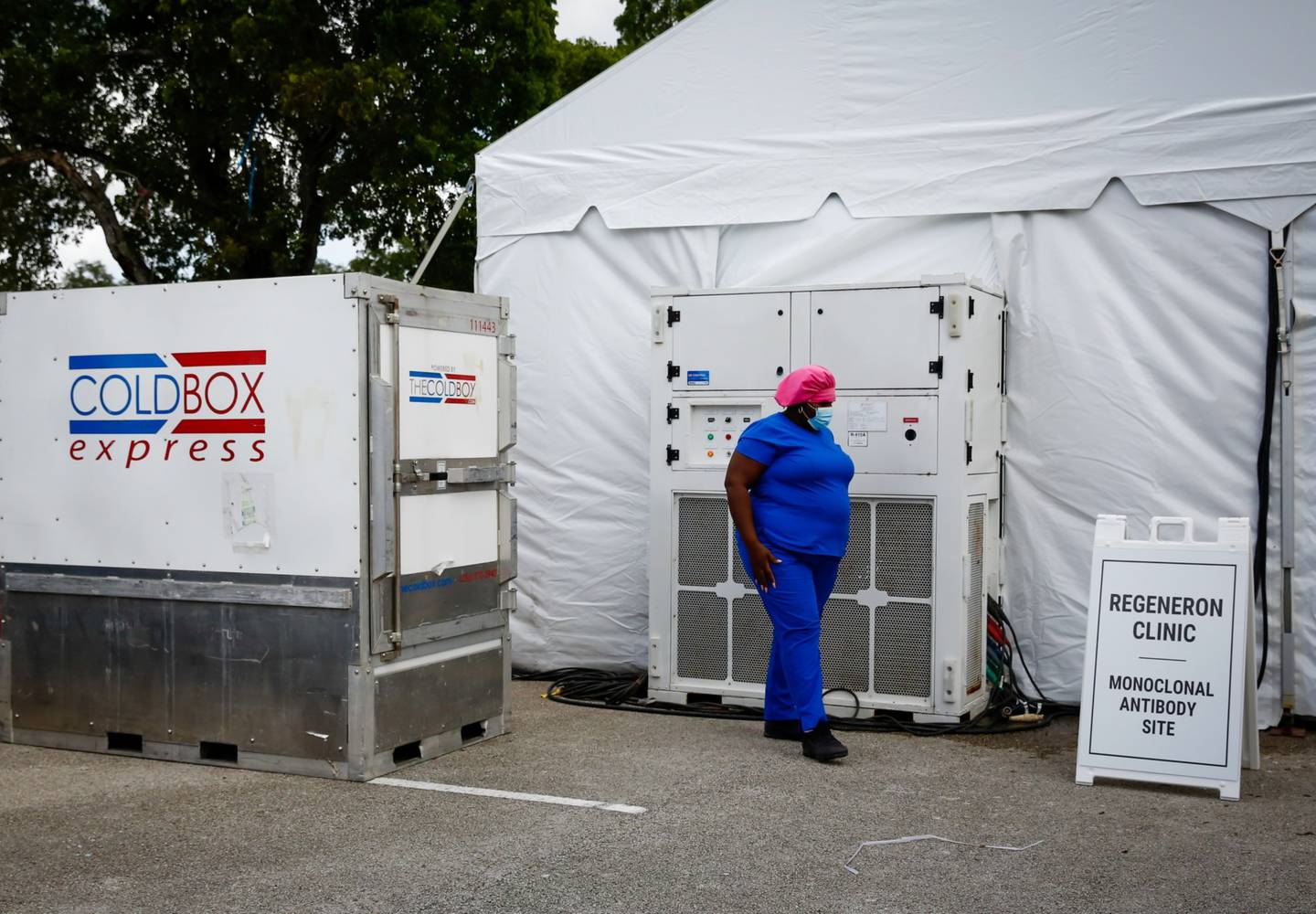 Una caja fría que contiene los tratamientos de  anticuerpos monoclonales en una clínica de Regeneron en Pembroke Pines, Florida, EE. UU., el miércoles 18 de agosto, 2021.