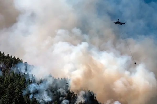 Un helicóptero bombardero de agua vuela sobre el incendio forestal de Cameron Bluffs cerca de Port Alberni, Columbia Británica, Canadá, el martes 6 de junio de 2023. Canadá está en camino de ver su peor temporada de incendios forestales en la historia registrada si la tasa de tierra quemada continúa al mismo ritmo. Fotógrafo: James MacDonald/Bloomberg