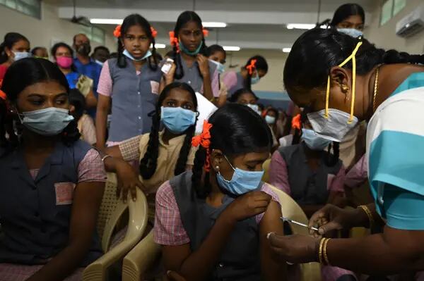 Uma menina é inoculada com a vacina Corbevax em Chennai, em 16 de março