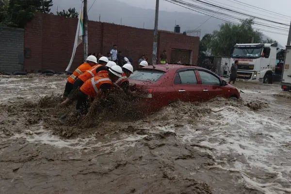 Lluvias en Perú por el ciclón Yaku: Se han registrado intensas lluvias en las últimas horas cerca de la zona de Chaclacayo en la ciudad de Lima. En la imagen se ve el impacto sufrido en la Carretera Central de Perú.