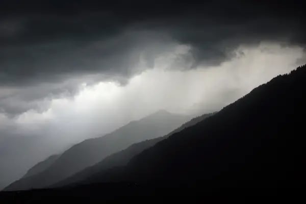 Nubes de tormenta sobre los Alpes bávaros, en el segundo día de la cumbre de líderes del Grupo de los Siete (G-7), en las afueras de Garmisch-Partenkirchen, Alemania, el lunes 27 de junio de 2022. Fotógrafo: Krisztian Bocsi/Bloomberg