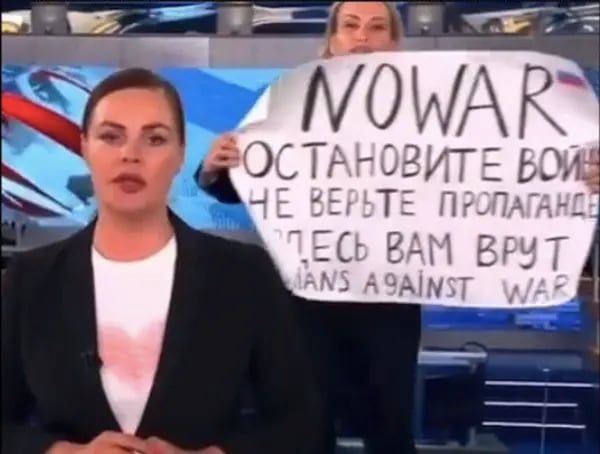 Una joven interrumpió una transmisión de noticias en vivo en los medios estatales rusos para agitar un cartel que decía: “Alto a la guerra. No creas en la propaganda. Te están mintiendo”. Foto: Fotograma tomado de @sovietvisuals