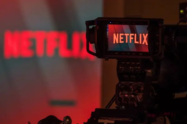 Una cámara de televisión enfoca el logo de la compañía Netflix Inc. en esta fotografía arreglada en Londres, Reino Unido, el martes 26 de junio de 2018.